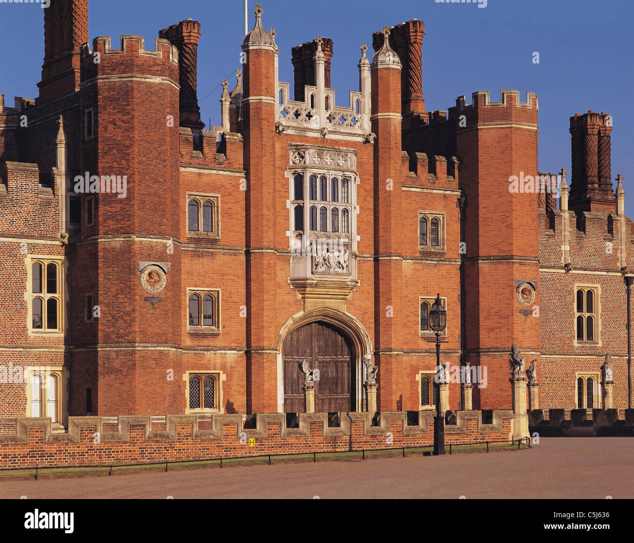 L'ingresso principale a Hampton Court Palace, costruito per il re Enrico VIII; west London Foto Stock