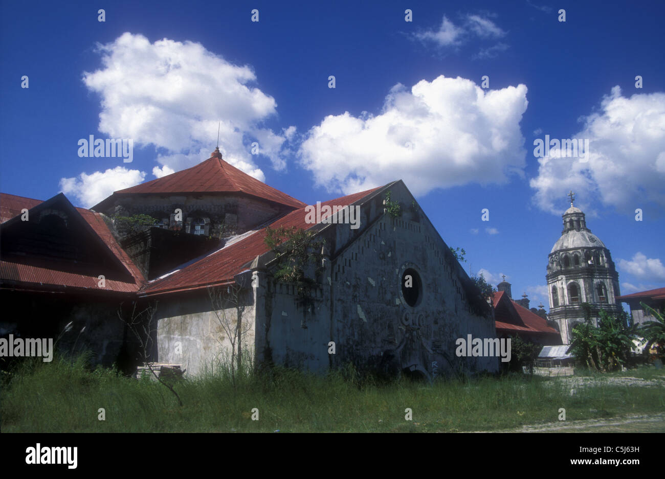 Mezzo sepolto chiesa dopo il Mt Pinatubo eruzione vulcanica nelle Filippine  nel 1991 Foto stock - Alamy