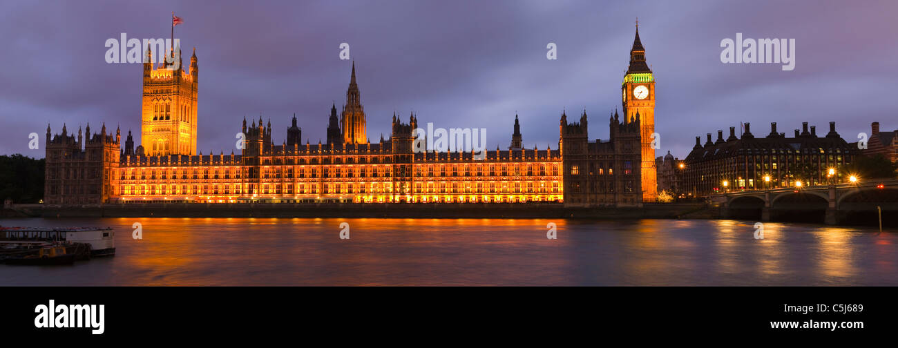 Le case del Parlamento (Palazzo di Westminster) & Big Ben, Londra. Come si vede in una lunga esposizione panorama al tramonto. Foto Stock