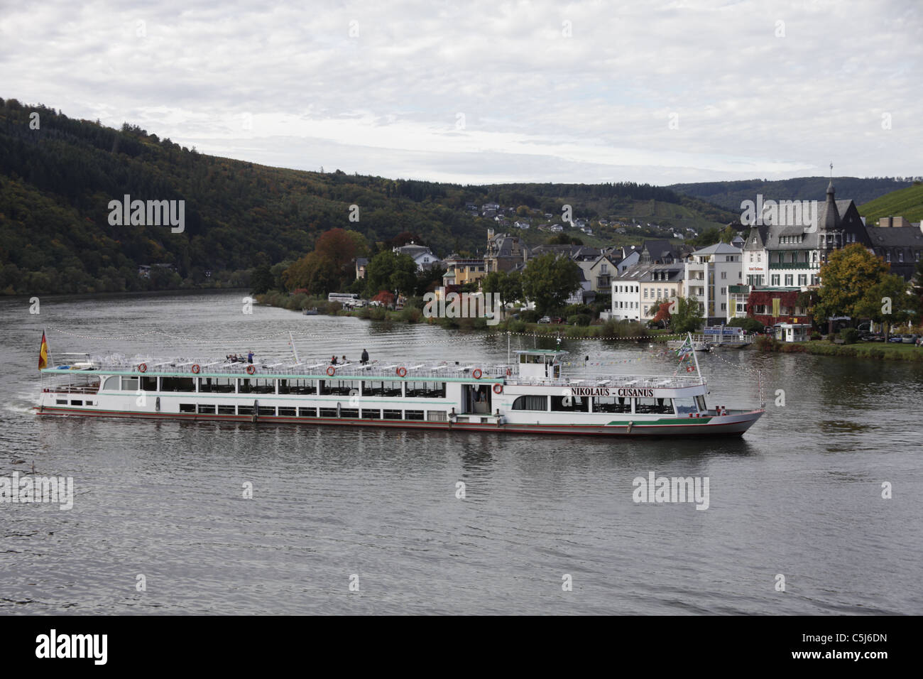 Moselrundfahrt mit der Nikolaus-Cusanus, Traben-Trarbach, Autunno sul fiume Mosel, imbarcazione turistica Moselle Foto Stock