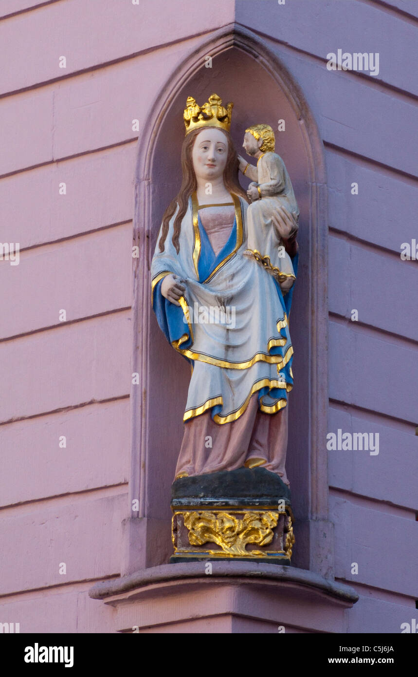 Marienfigur mit Jesuskind un einem Haus auf dem Hauptmarkt von Trier, figura di Madonna con Gesù Bambino, scultura su una casa Foto Stock