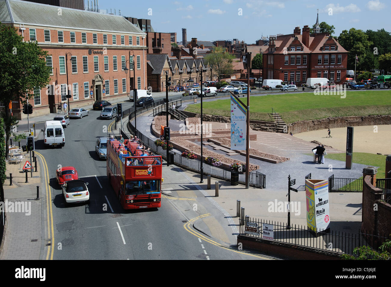 Autobus turistico presso il sito dell'Anfiteatro romano di CHESTER Inghilterra England Foto Stock