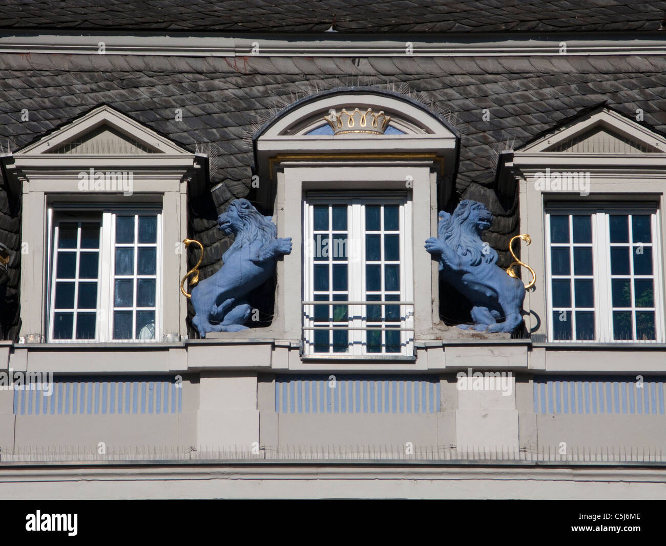 Blaue Loewen zieren ein Mansardenfenster, Haus am Hauptmarkt, due leoni blu, sculture, decora una finestra, principale mercato Foto Stock