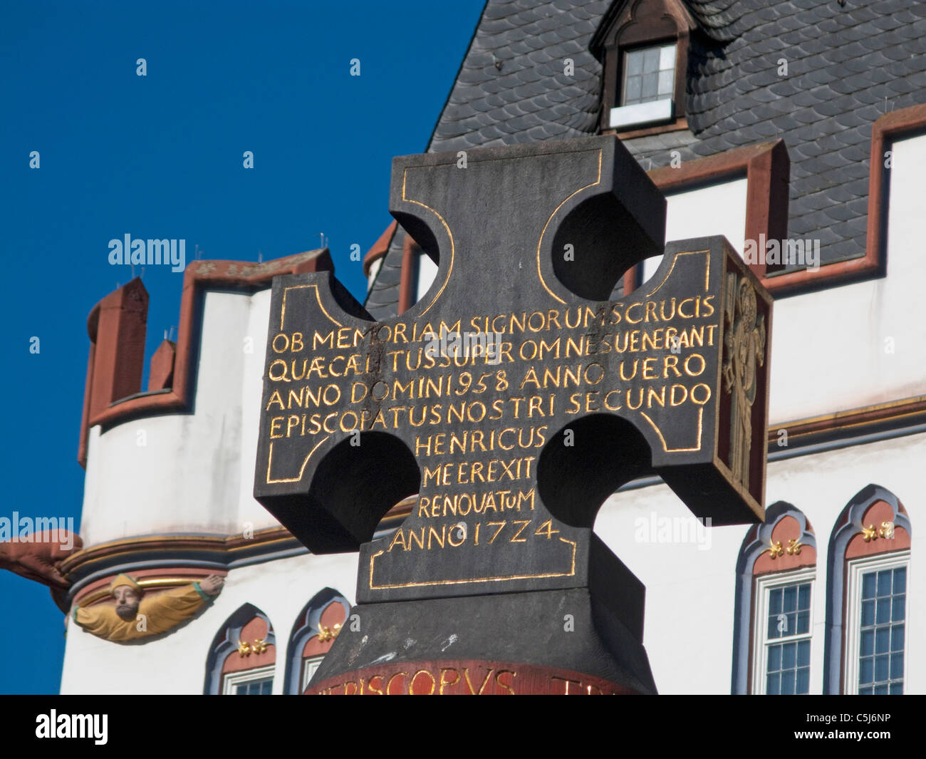 Marktkreuz auf dem Hauptmarkt errichtet durch Erzbischof Heinrich I, Market cross, Symbol presso il mercato principale Foto Stock