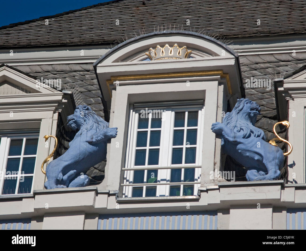 Blaue Loewen zieren ein Mansardenfenster, Haus am Hauptmarkt, due leoni blu, sculture, decora una finestra, principale mercato Foto Stock