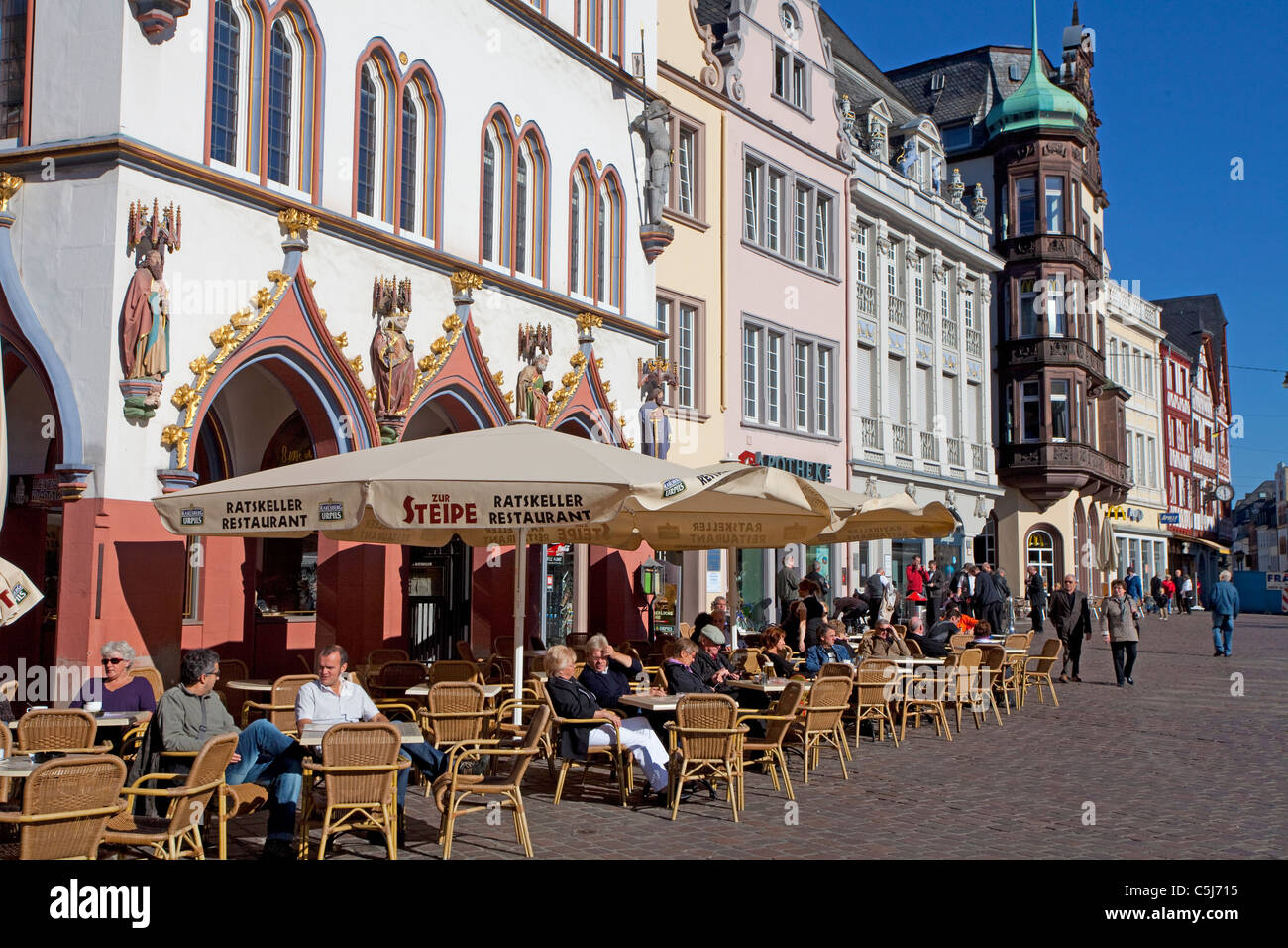 Ratskeller, historische Stadthaeuser am Hauptmarkt, Strassencafe, Hauptmarkt von Trier, principale mercato con case storiche, cafe Foto Stock