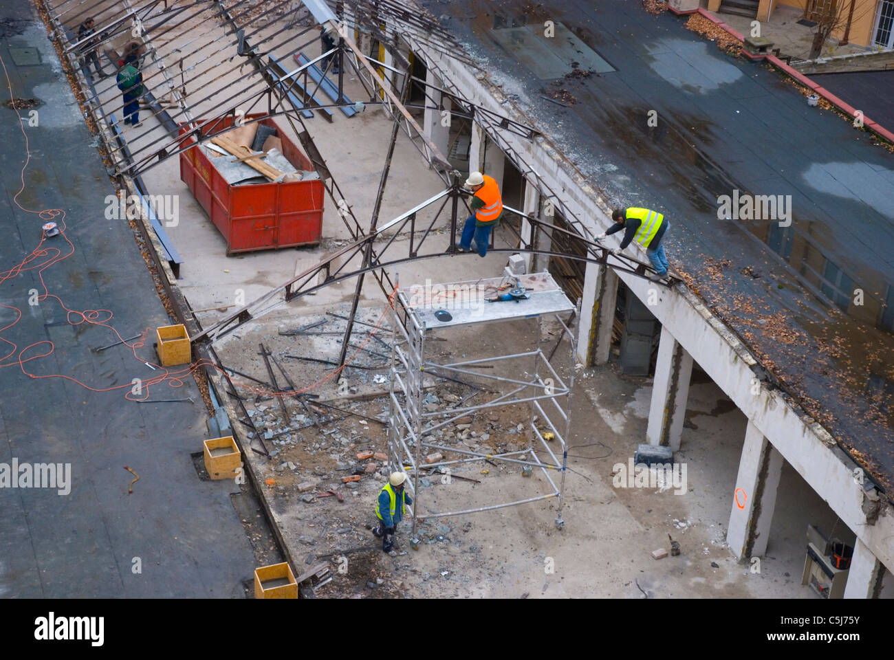 Lo smantellamento di un vecchio mercato coperto Zizkov quartiere Praga Repubblica Ceca Europa Foto Stock