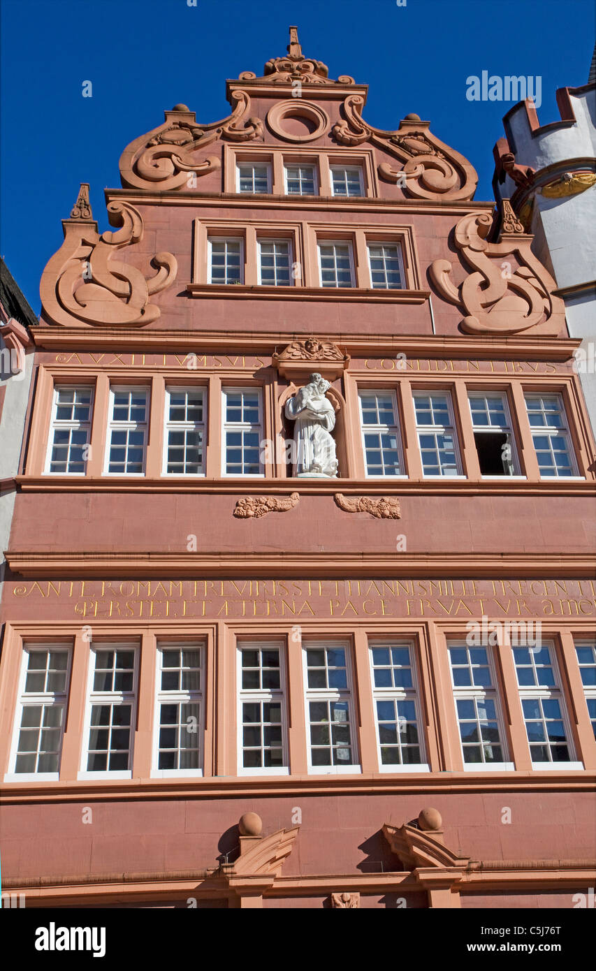 Rote Haus, 1684 erbaut historische Stadthaeuser am Hauptmarkt, case storiche, casa rossa Foto Stock