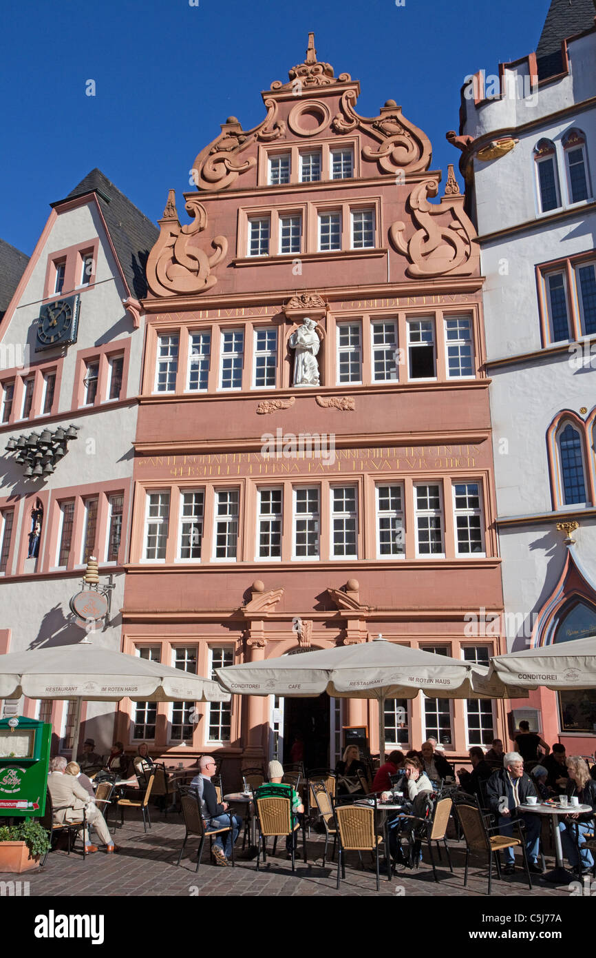 Rote Haus, 1684 erbaut historische Stadthaeuser am Hauptmarkt, case storiche, casa rossa Foto Stock
