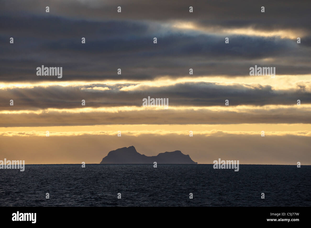Oceanic tramonto con il sud delle isole Lofoten all'orizzonte, a nord-ovest della Norvegia. Foto Stock