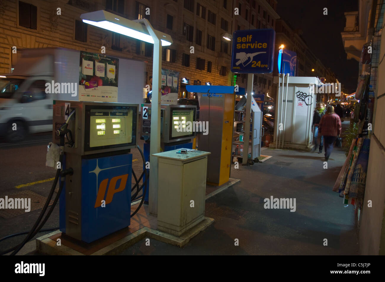 Il gas di riempimento benzina auto alla stazione di servizio di notte Roma Italia Europa Foto Stock