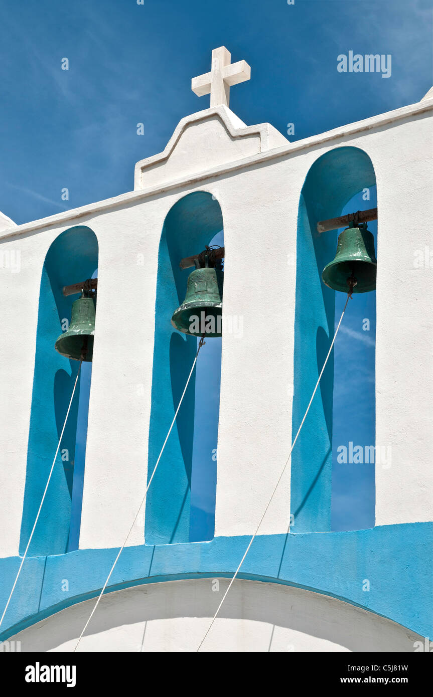 Le campane della chiesa nel piccolo villaggio di pescatori di Apollon (Grecia APOLLONAS), Northern, Naxos, Cicladi Grecia Foto Stock