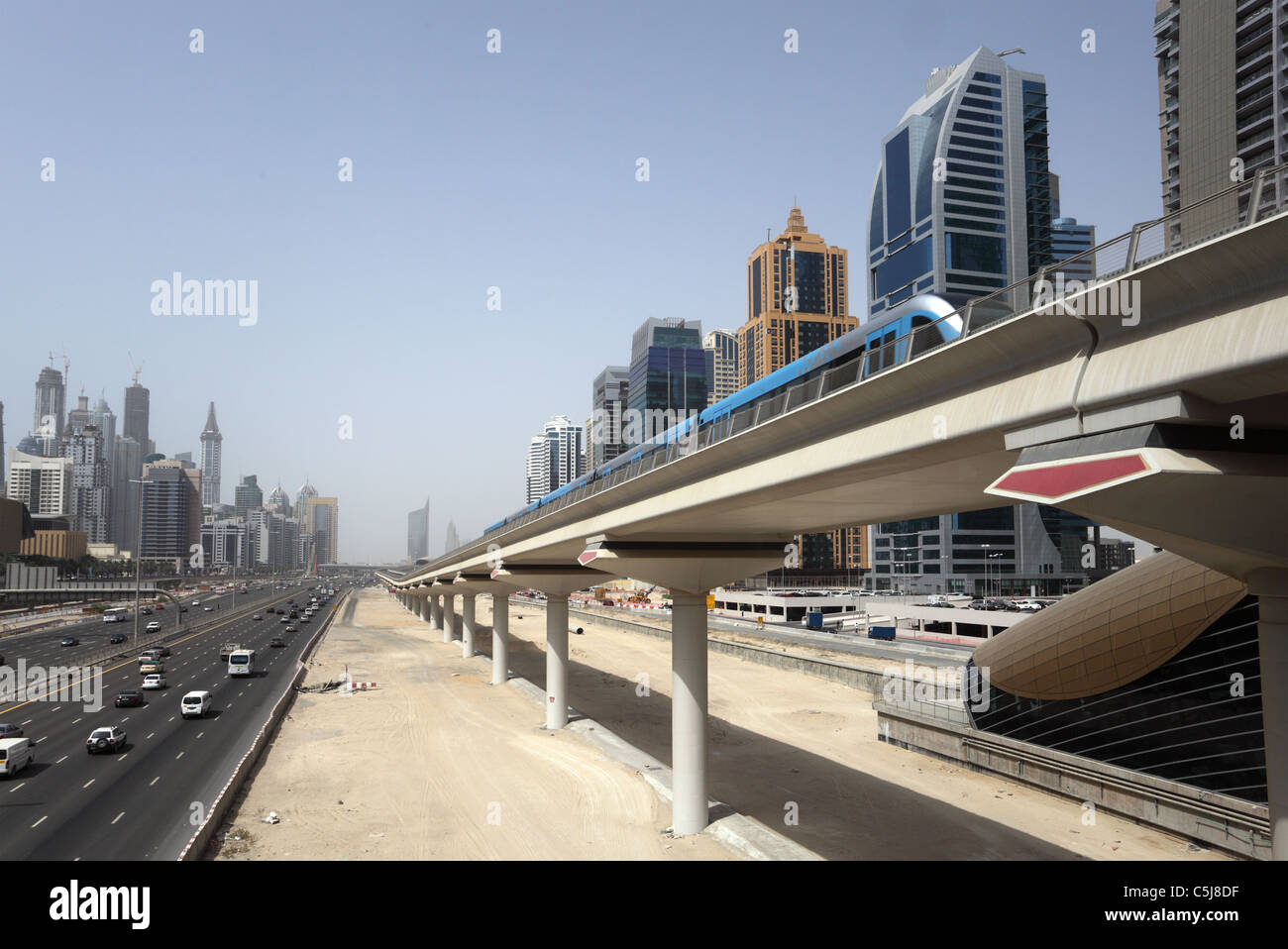 Dubai Metro linea lungo la Sheikh Zayed Road Foto Stock