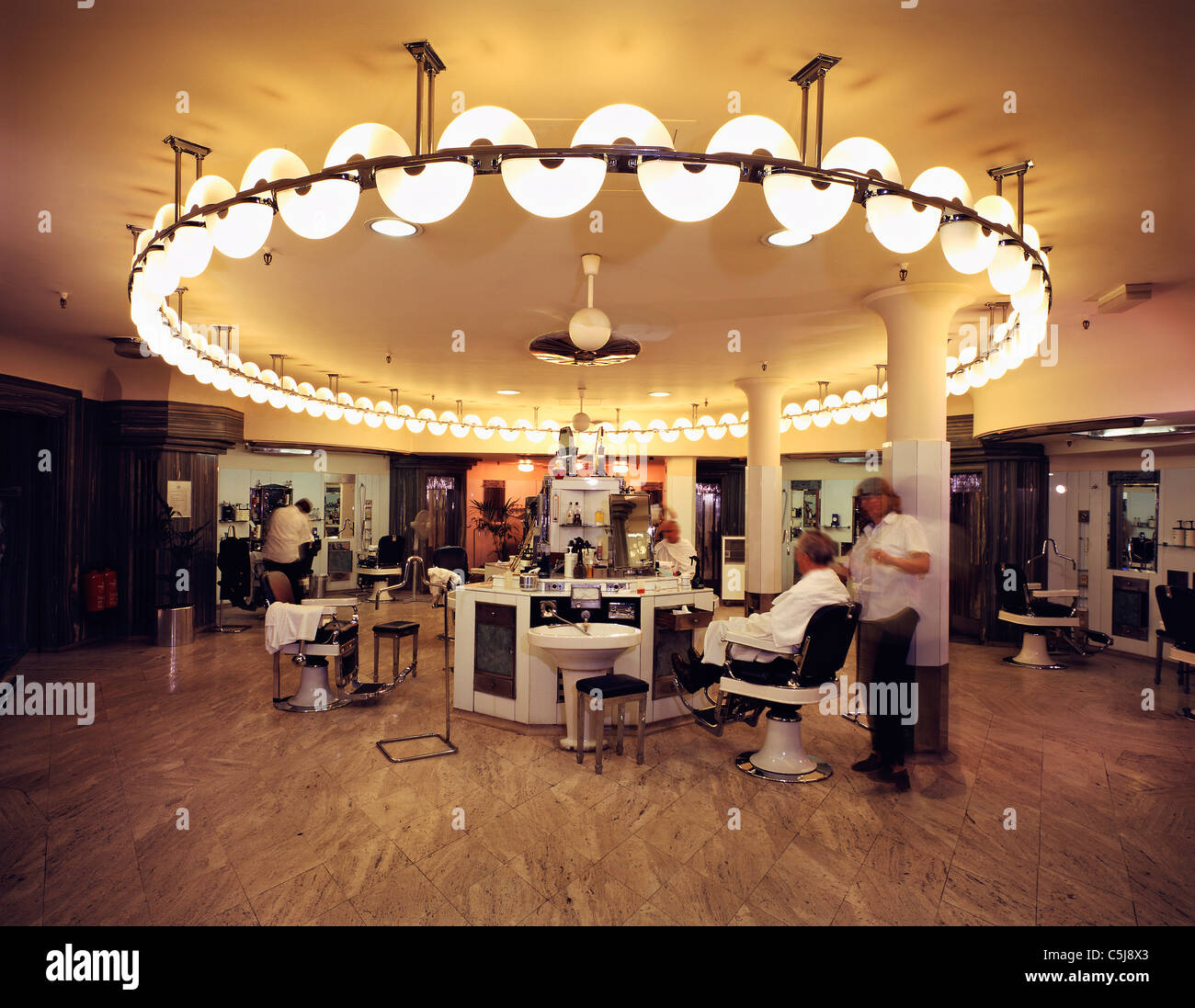 La Austin Barber Shop nel seminterrato del Austin Reed department store in Regent Street, Londra. Un unico e splendidamente Foto Stock