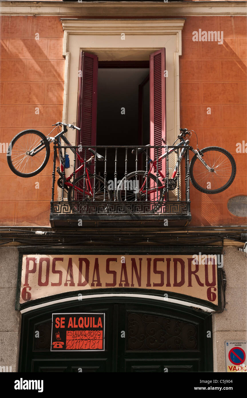 Mountain bikes memorizzati su un balcone di Madrid La Latina, quartiere centrale di Madrid, Spagna Foto Stock