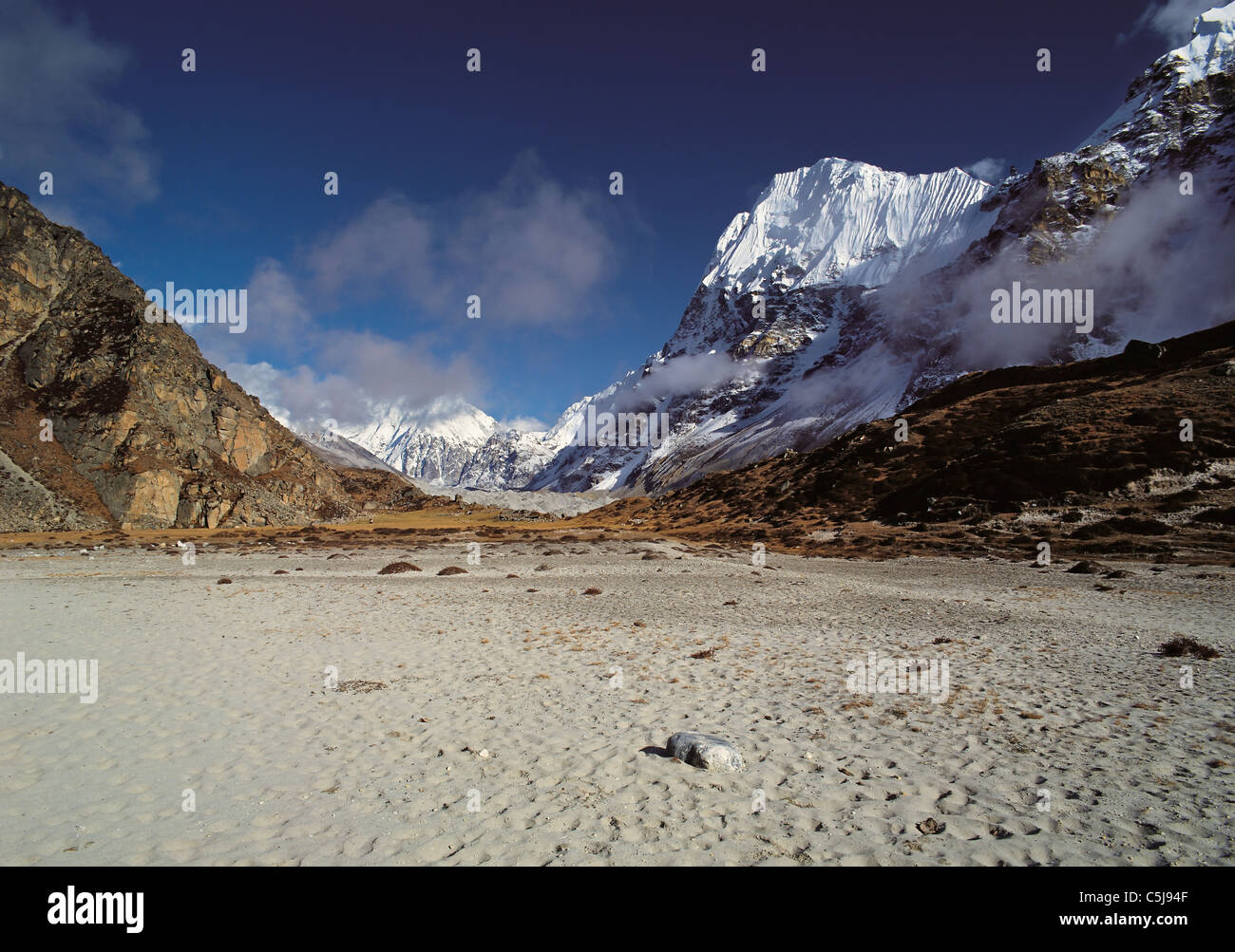 Picco di cuneo visto dalla pianura sabbiosa di Lhonak nel Kangchenjunga regione est del Nepal Foto Stock