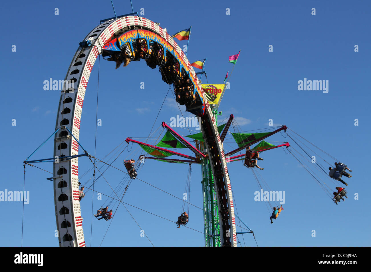 Palla di Fuoco Ride di carnevale. Ride dietro è Vertigo. Canfield fiera. Mahoning County Fair. Canfield, Ohio, Stati Uniti d'America. Foto Stock