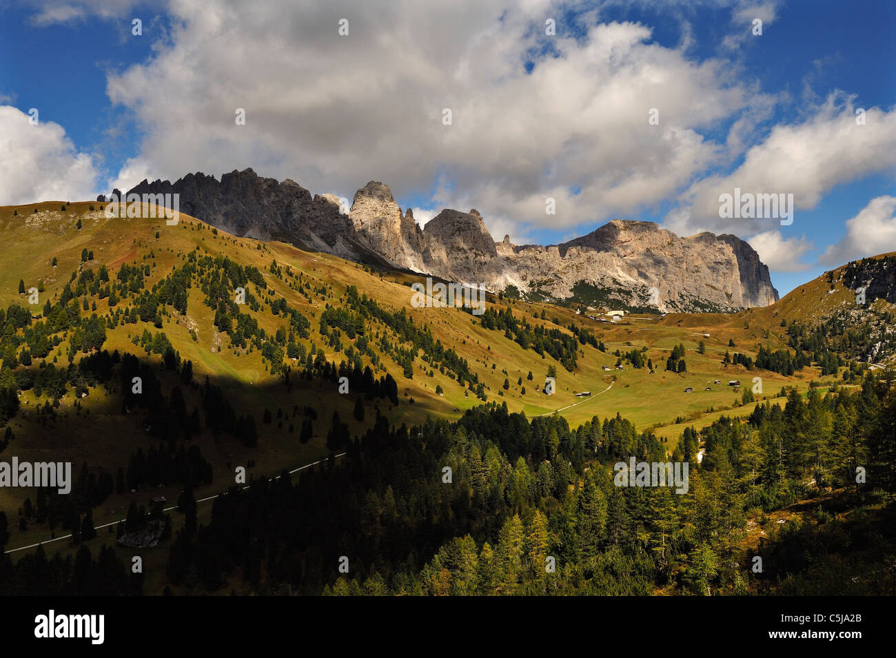 Pezzata luce sulla gamma Cierspitze sopra il Passo Gardena nelle Dolomiti, Italia settentrionale. Foto Stock