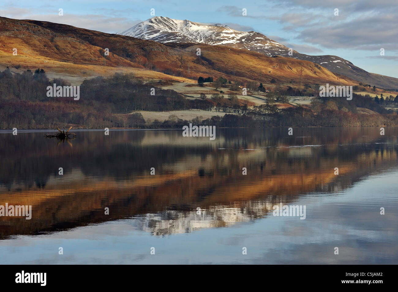 Loch Tay e snow-capped Beinn Ghlas, Lawers gamma, Killin, Scozia Foto Stock