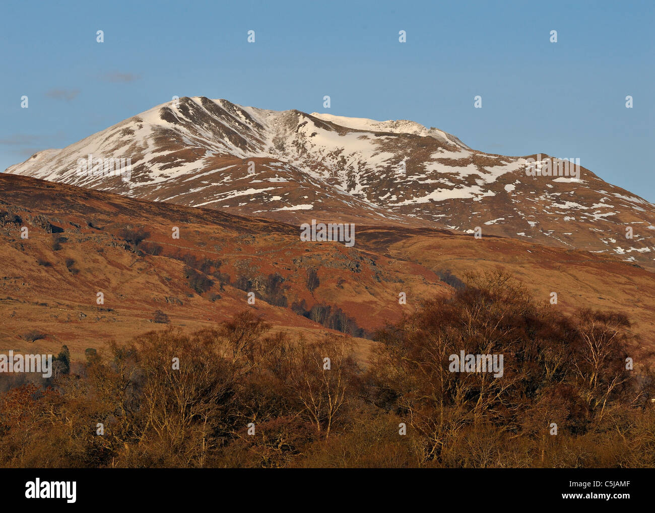 Snow-striate Beinn Ghlas nella gamma Lawers, Killin, Scozia Foto Stock