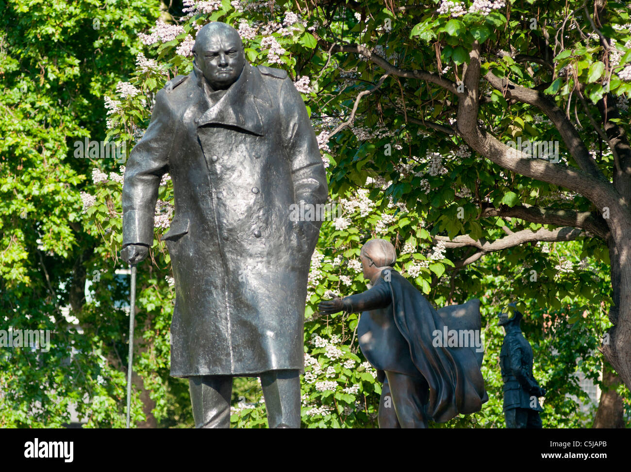 Statua di Winston Churchill tra le altre statue in Piazza del Parlamento. Londra. Foto Stock