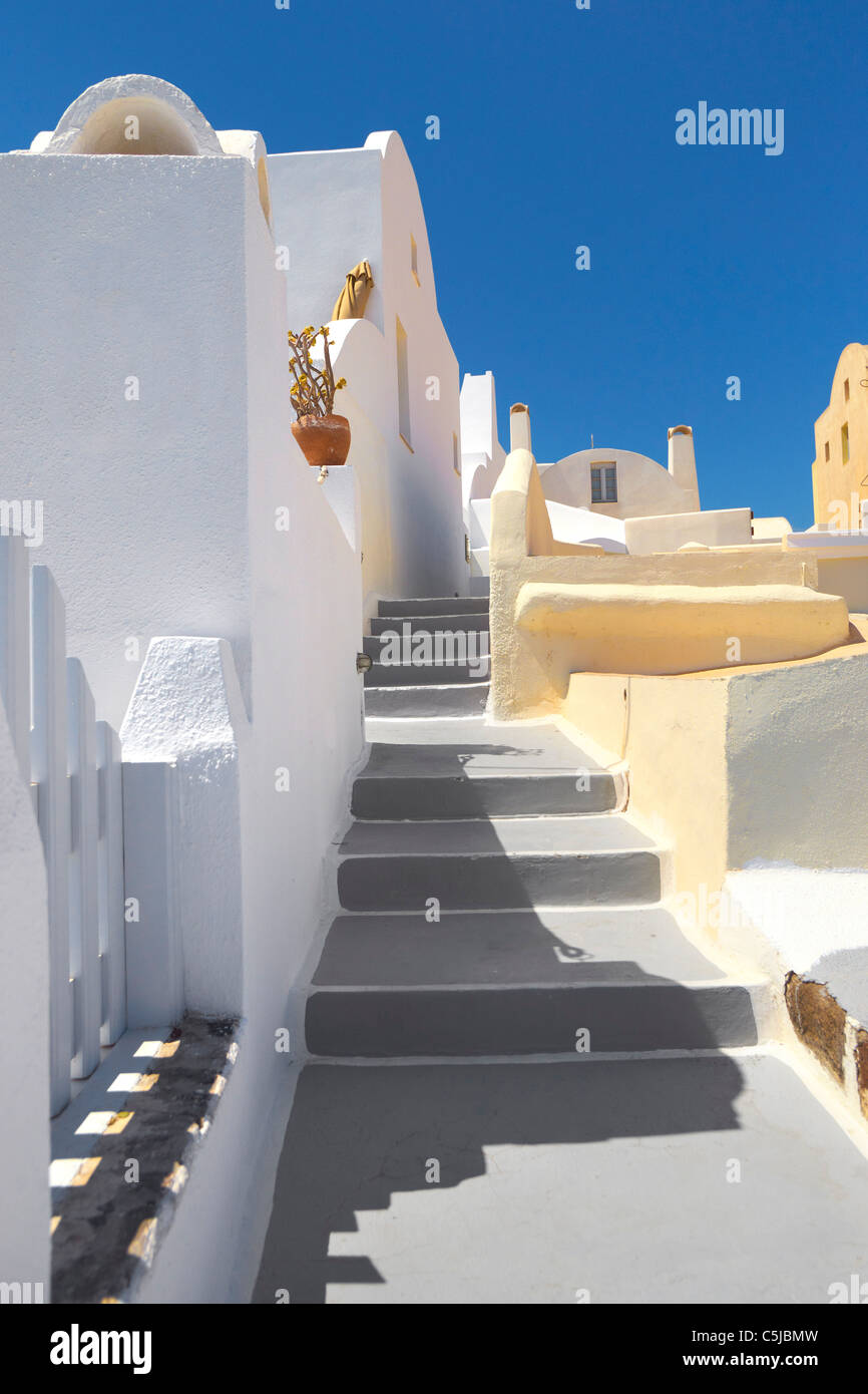 La cittadina di Oia, isola di Santorini, Cicladi, Grecia Foto Stock