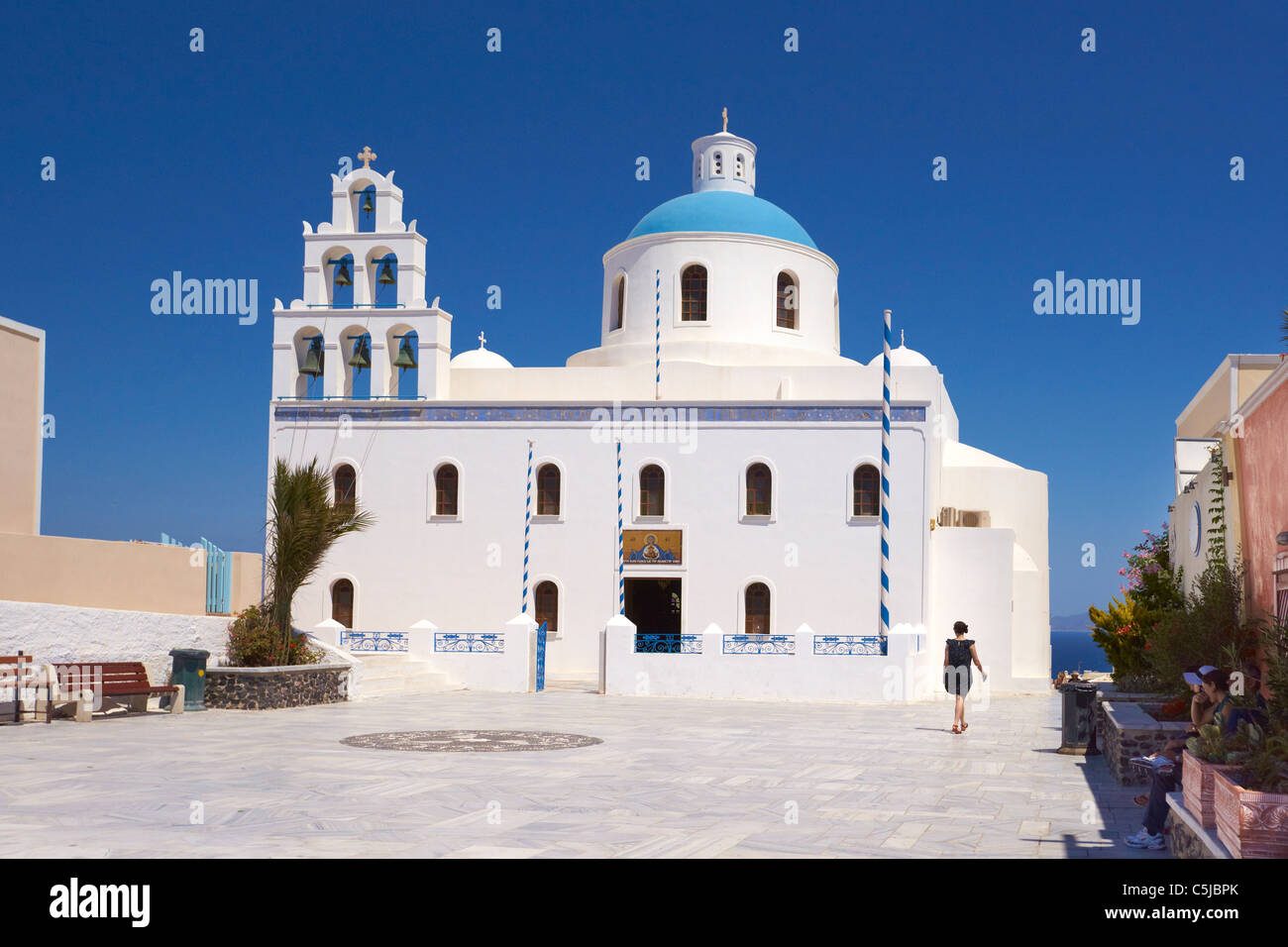 Chiesa Greca con torre campanaria nella cittadina di Oia, isola di Santorini, Cicladi, Grecia Foto Stock
