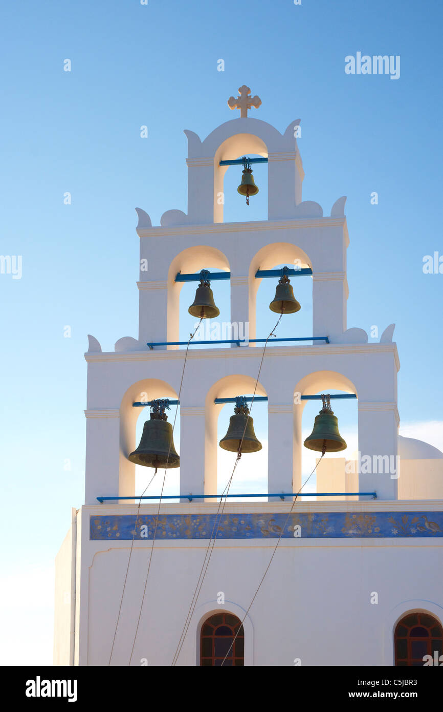 Campanile della chiesa greca nella cittadina di Oia, isola di Santorini, Cicladi, Grecia Foto Stock