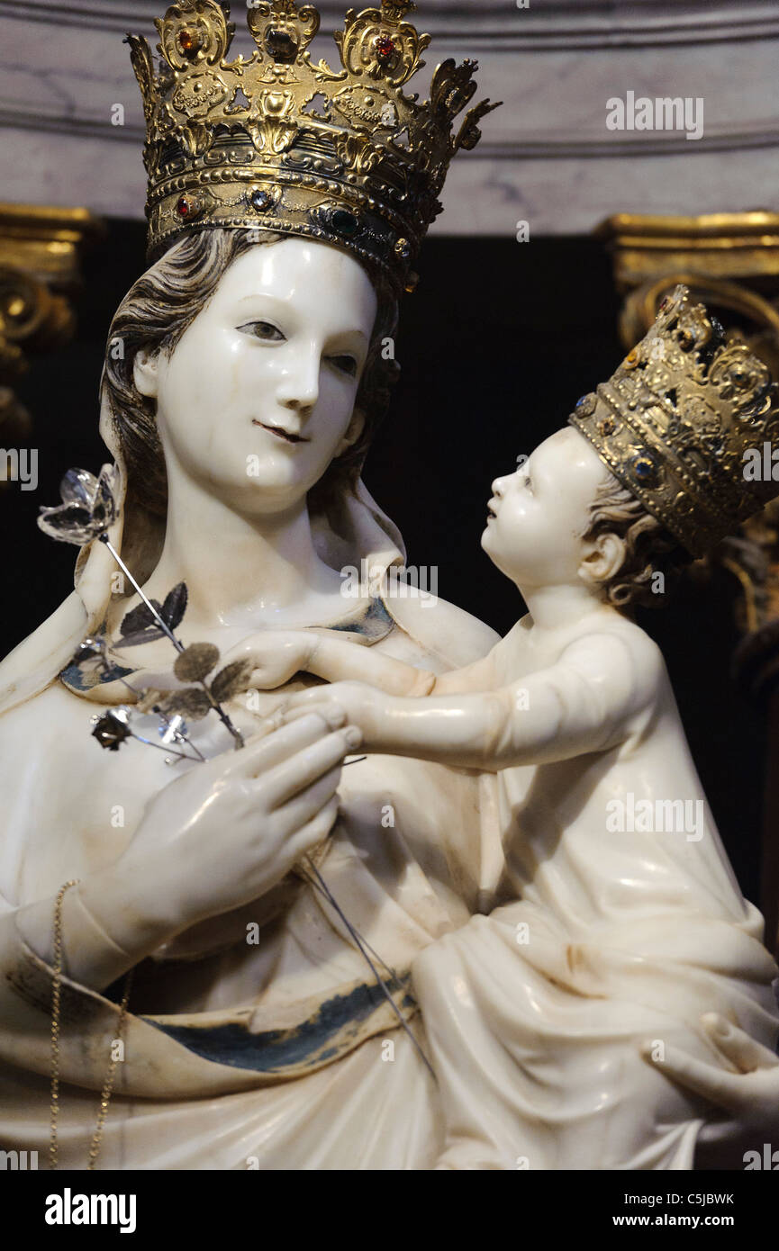 Madonna di Trapani im Santuario dell'Annunciata in Trapani, Sicilia, Italia  Foto stock - Alamy