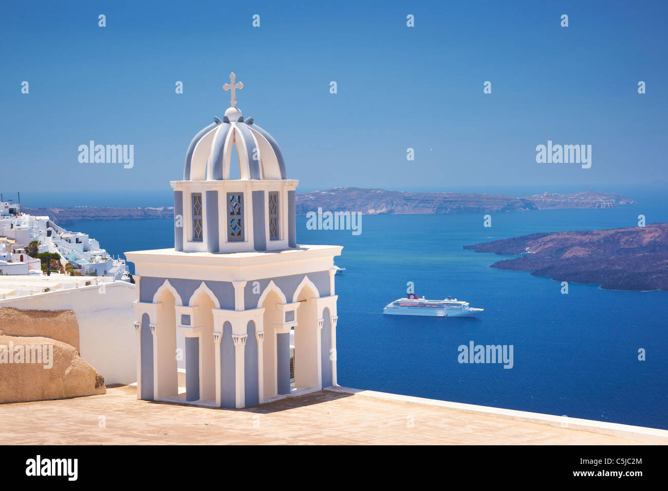 Santorini - Thira, paesaggio piccola chiesa e mare blu in background, famoso punto di vista di Santorini, Grecia Foto Stock