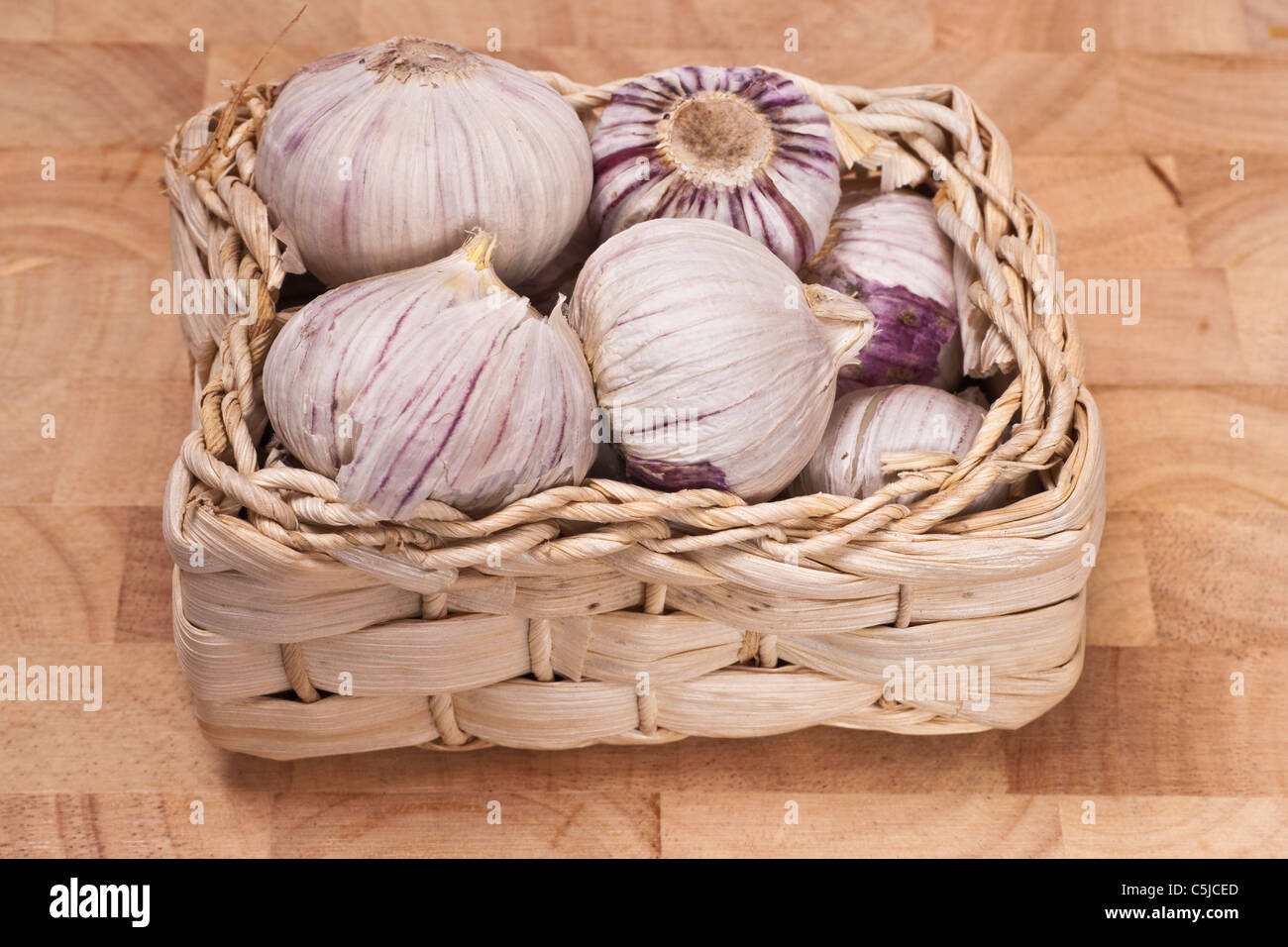 Ein Körbchen mit Knoblauchknollen | un piccolo cestino di aglio Foto Stock