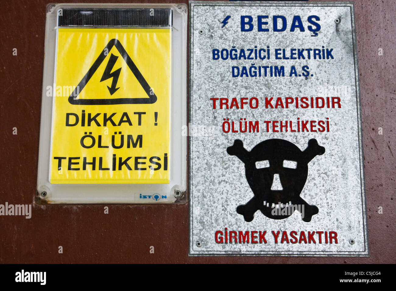 Segnale di avvertimento per l'elettricità in lingua turca Foto Stock