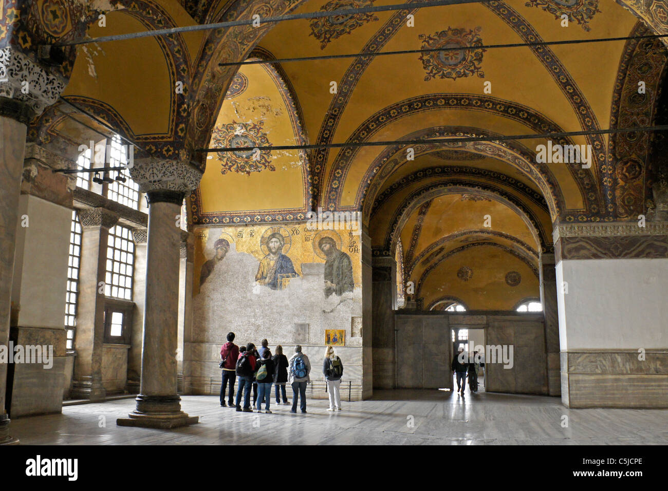 Galleria superiore e la Deesis mosaico nel Museo Hagia Sophia, Istanbul, Turchia Foto Stock