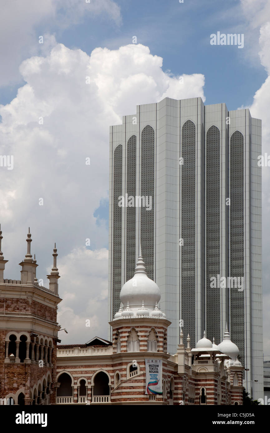 Palazzo Sultano Abdul Samad e moderna architettura islamica, Kuala Lumpur, Malesia Foto Stock