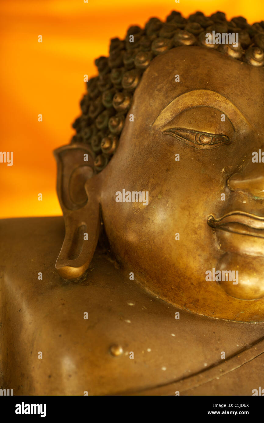 Statua di Buddha dentro il tempio, la profondità di campo Foto Stock