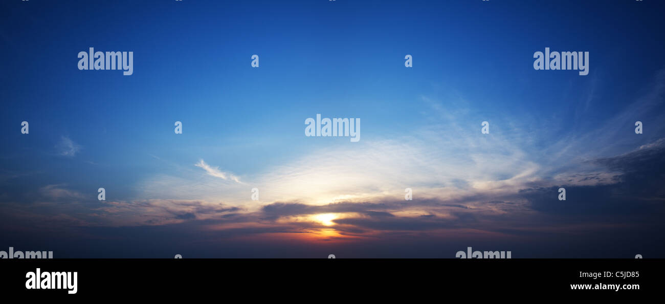 Vista panoramica di un cielo al tramonto Foto Stock
