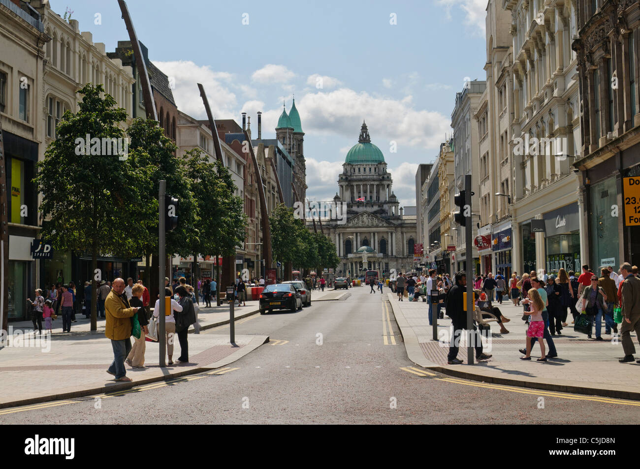 Gli amanti dello shopping in Donegal Place, Belfast, di fronte al famoso municipio Foto Stock