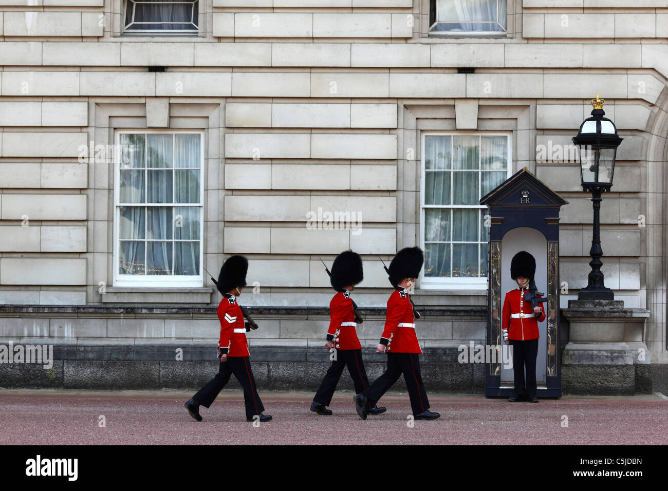 Le guardie scozzesi della Royal Regina della Guardia durante la cerimonia del Cambio della guardia al di fuori Buckingham Palace a Londra, Inghilterra Foto Stock