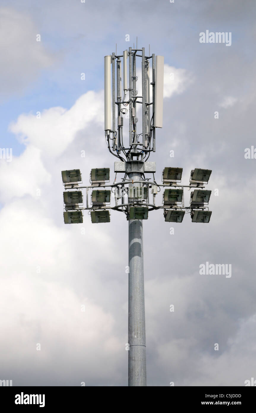 Telefono cellulare antenna (montante) trasmettitore su uno stadio di calcio Luce proiettore Foto Stock