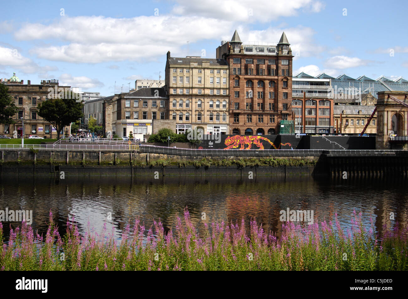 Una vista sul fiume Clyde a Glasgow. Al di là del fiume è il murale di Tiger Foto Stock