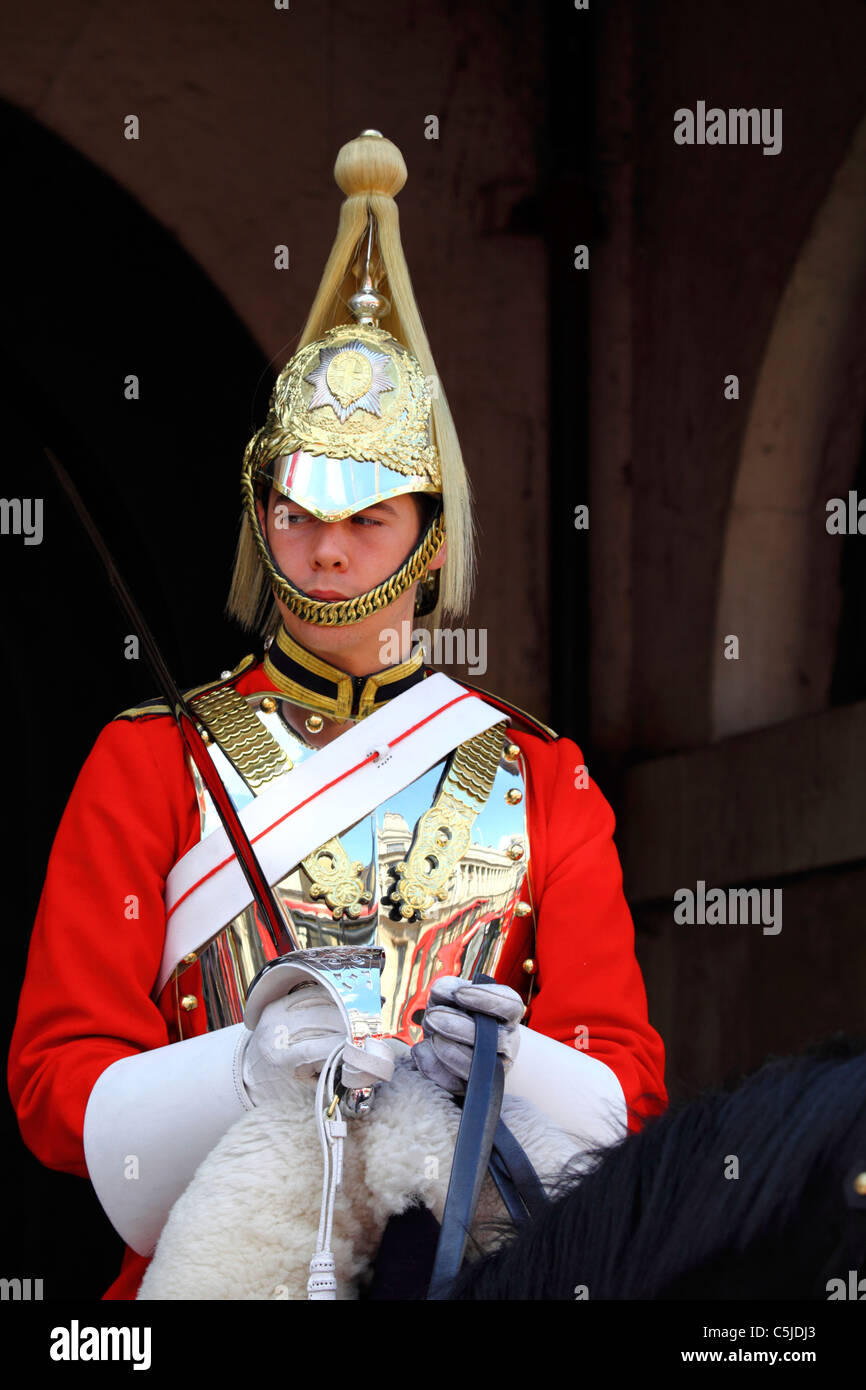 Queen's Life Guard all'entrata per la sfilata delle Guardie a Cavallo, Whitehall, Westminster, Londra, Inghilterra Foto Stock