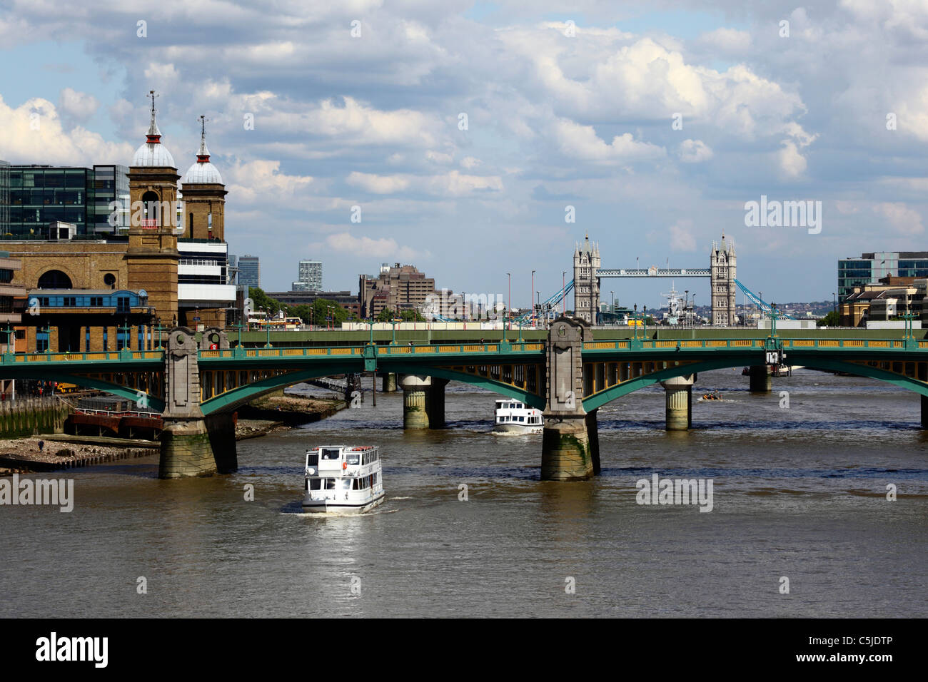 Vista lungo il fiume Tamigi per il Tower Bridge, Southwark Bridge e Cannon Street Station in primo piano, Londra, Inghilterra Foto Stock