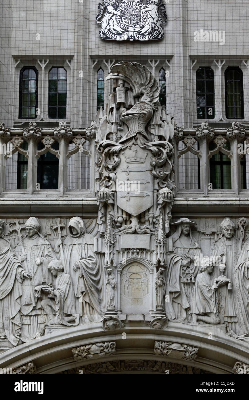 Scultura in pietra sopra l'ingresso del Middlesex Guildhall edificio, sede della Corte Suprema e del Consiglio Privy, Westminster, Londra, Inghilterra Foto Stock