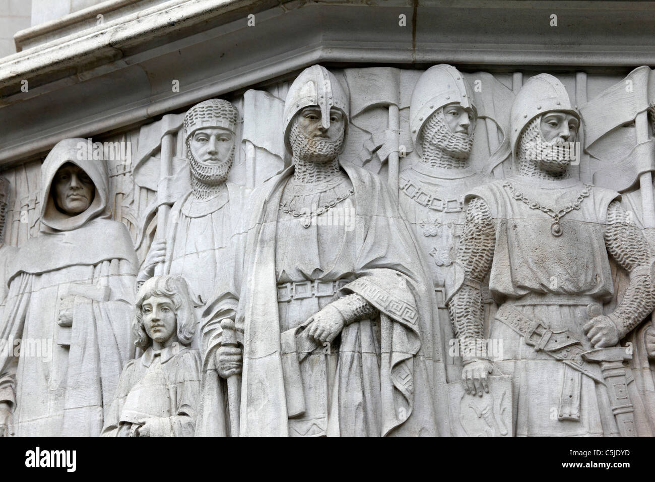Particolare di scultura in pietra sopra l'ingresso del Middlesex Guildhall edificio, casa della Corte Suprema e del Consiglio Privy, Westminster, Londra, Inghilterra Foto Stock