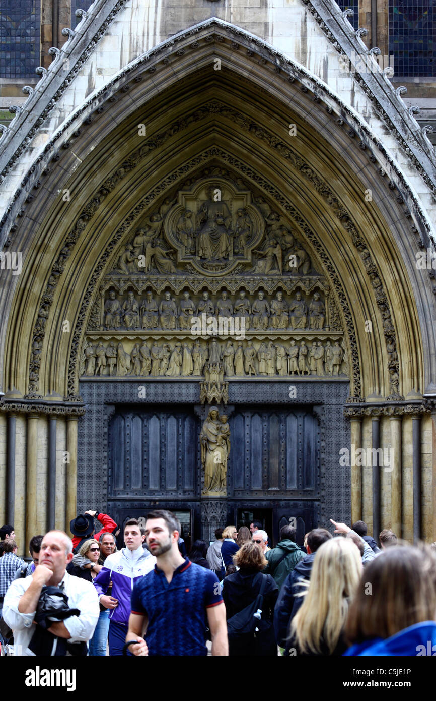 I turisti davanti alla grande porta Nord, l'Abbazia di Westminster, Londra, Inghilterra Foto Stock