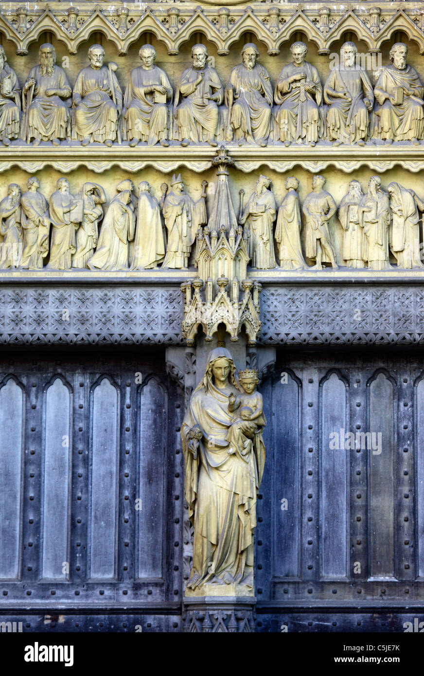 Dettaglio delle statue della Vergine Maria e del bambino sulla grande porta Nord, Abbazia di Westminster, Londra, Inghilterra Foto Stock