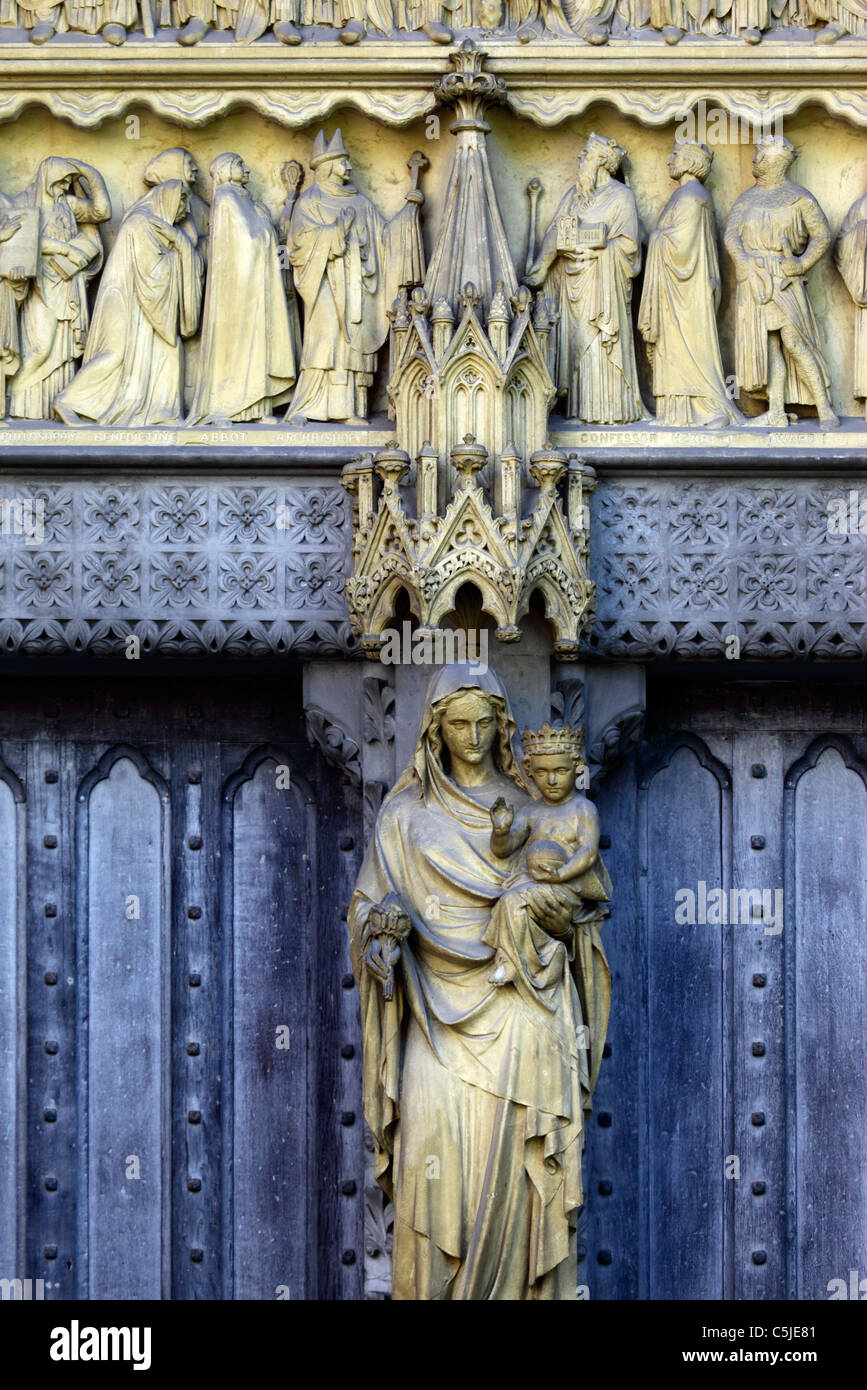 La statua della Vergine Maria e il bambino sul montante del grande nord porta, l'Abbazia di Westminster, Londra, Inghilterra Foto Stock