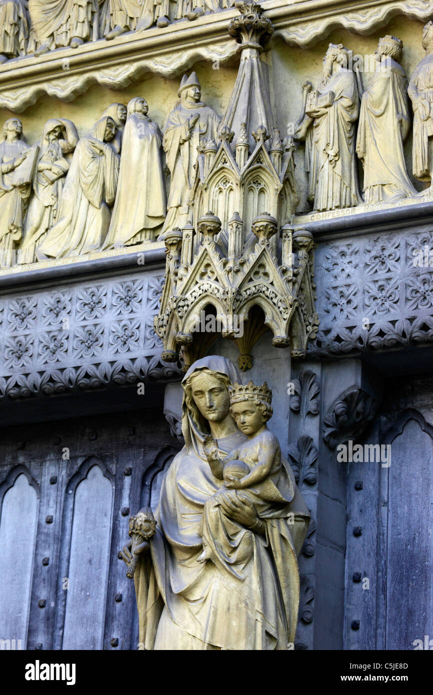 La statua della Vergine Maria e il bambino sul montante del grande nord porta, l'Abbazia di Westminster, Londra, Inghilterra Foto Stock
