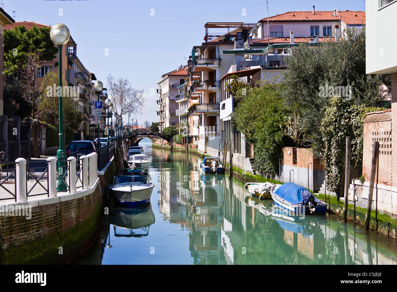 Venezia ITALIA-Apr 06 2011: Canal e barche ormeggiate sul Lido vicino Venezia Foto Stock