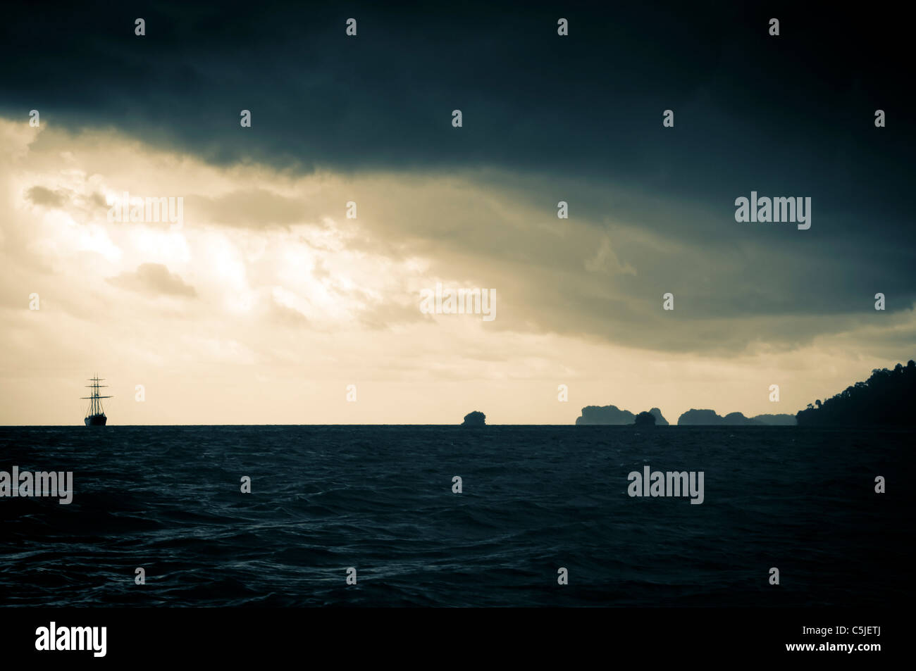 Classico veliero alla luce di un enorme tempesta Foto Stock